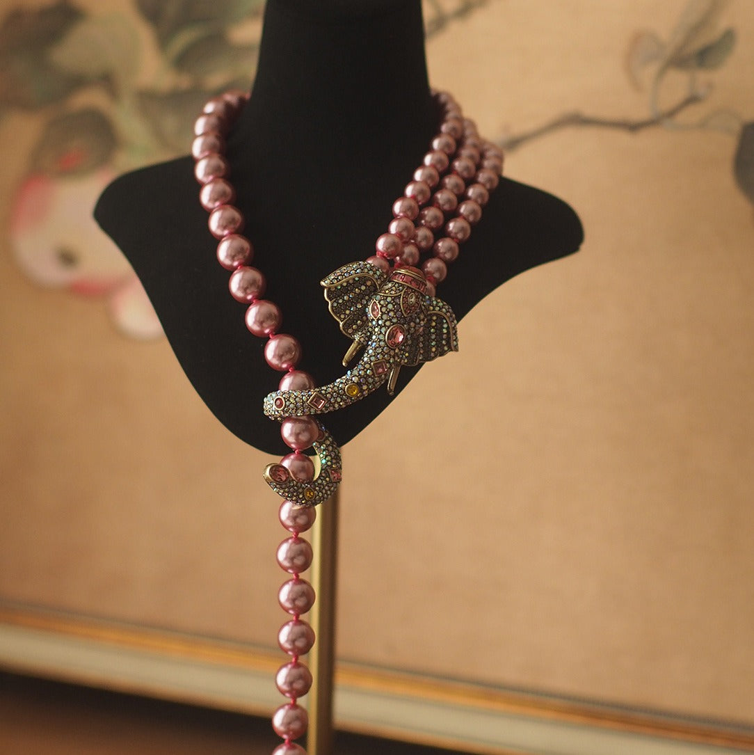 Collier Éléphant Rose Luxe – Cristal et Pierre Précieuse