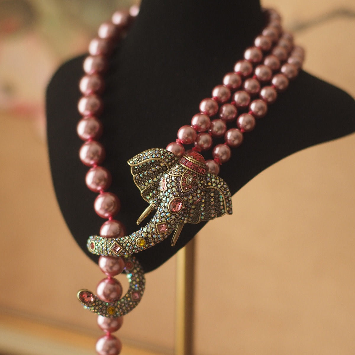 Collier Éléphant Rose Luxe – Cristal et Pierre Précieuse