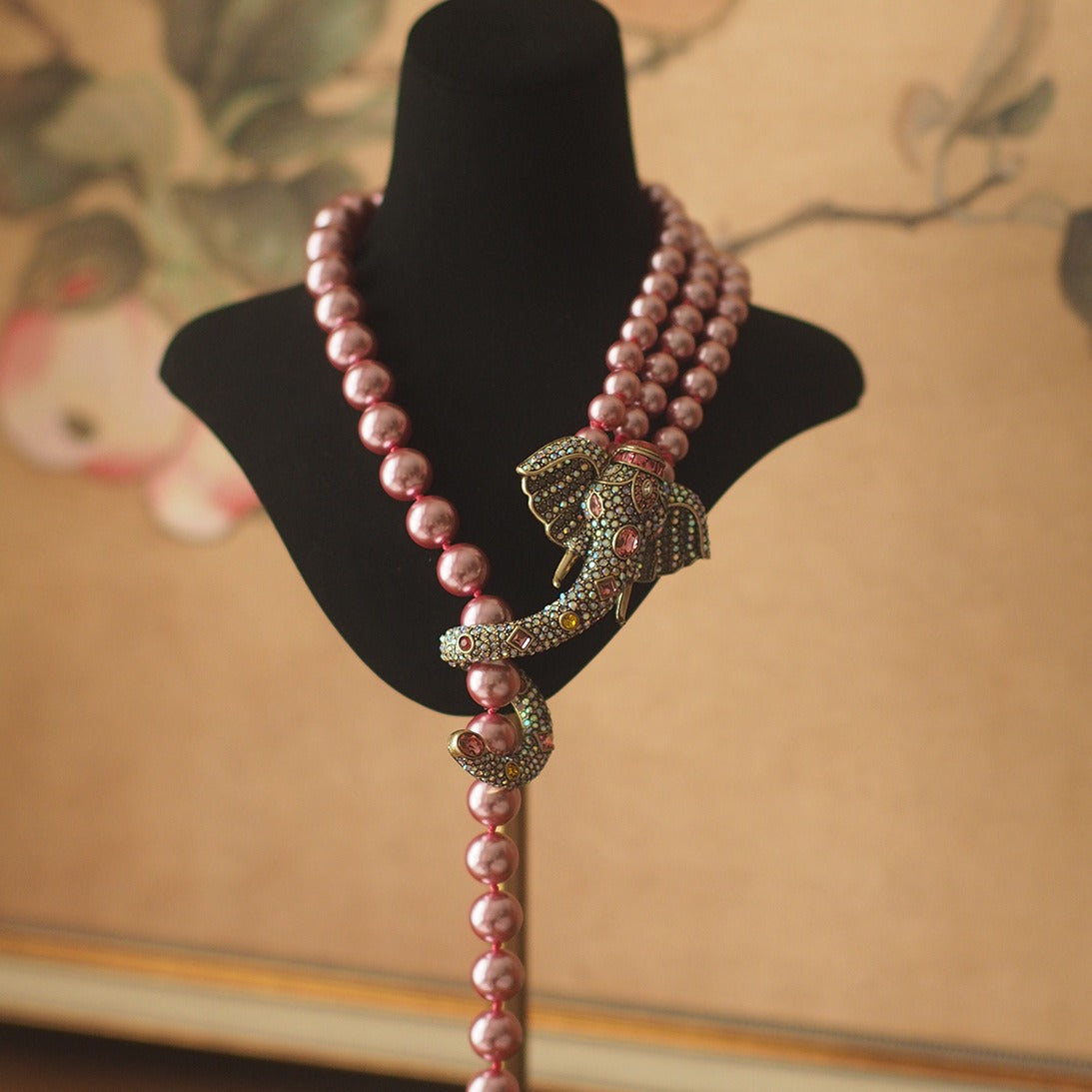 Collier Éléphant Rose Luxe – Cristal et Pierre Précieuse